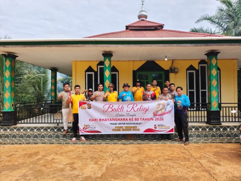 Sambut HUT Bhayangkara, Polsek Wiwirano Bersihkan Rumah Ibadah di Landawe