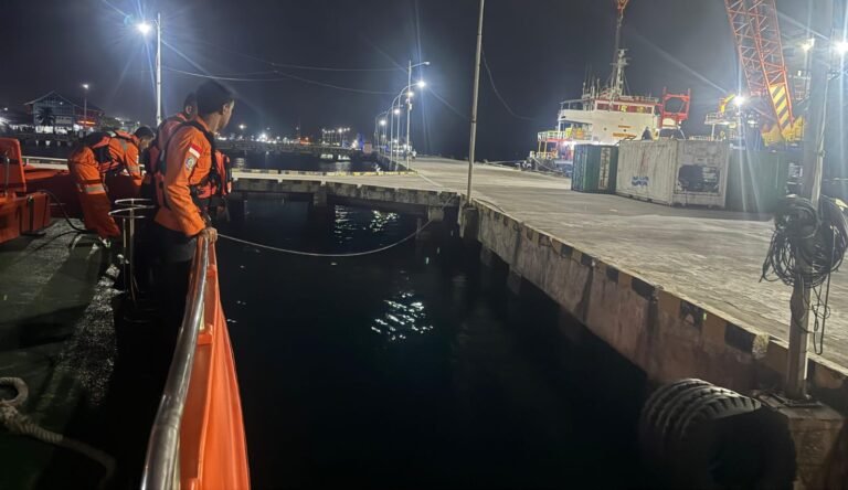 Basarnas Selamatkan Delapan ABK Kapal Mati Mesin di Buton Selatan