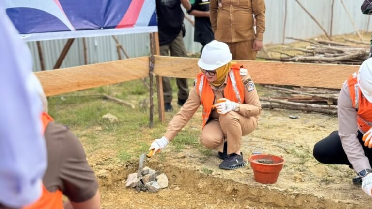 Wali Kota Kendari Letakkan Batu Pertama Kampung Nelayan Merah Putih