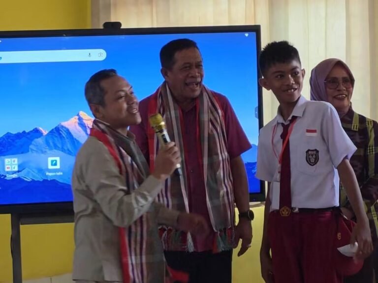 Wamendikdasmen Tinjau Pendidikan Anak Suku Bajo di Wakatobi