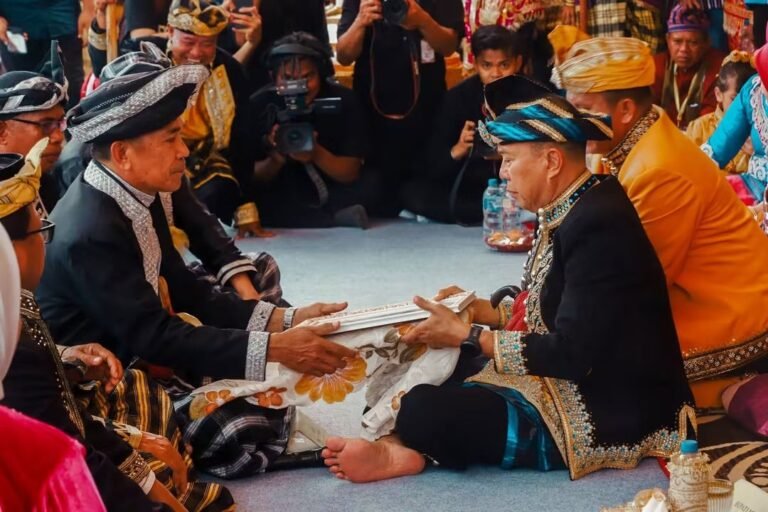 Andi Sumangerukka Terima Gelar Adat Tertinggi Muna di Kendari