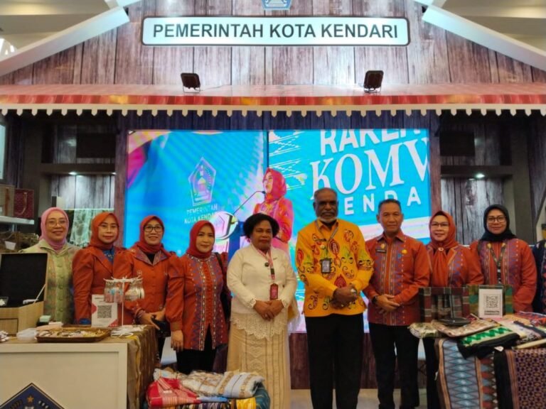 Tenun Khas Kendari Laris di Indonesia City Expo APEKSI 2026