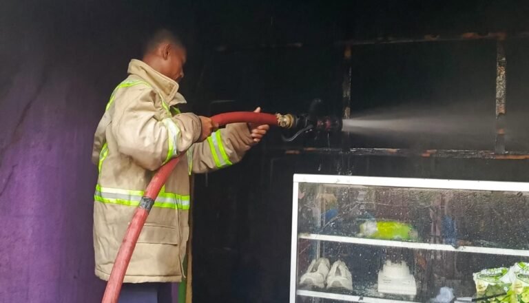 Kios di Gunung Jati Kendari Terbakar, Damkar Dugaan Korsleting Listrik