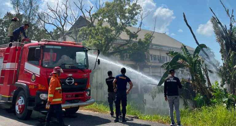 Gudang Rujab Gubernur Sultra Terbakar, Damkar Kendari Bergerak Cepat