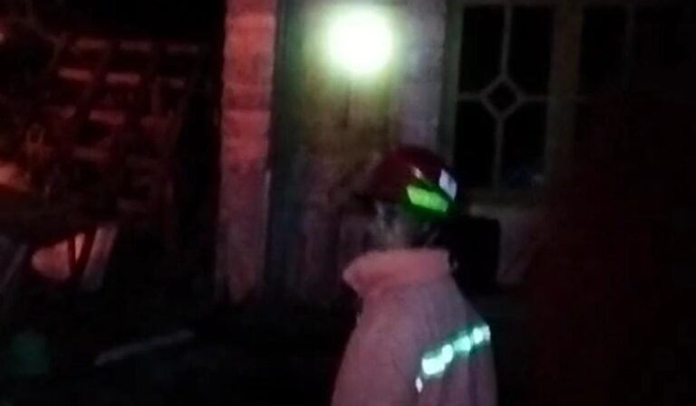 Puntung Rokok Diduga Picu Kebakaran Lahan Alang-Alang di Kendari Barat