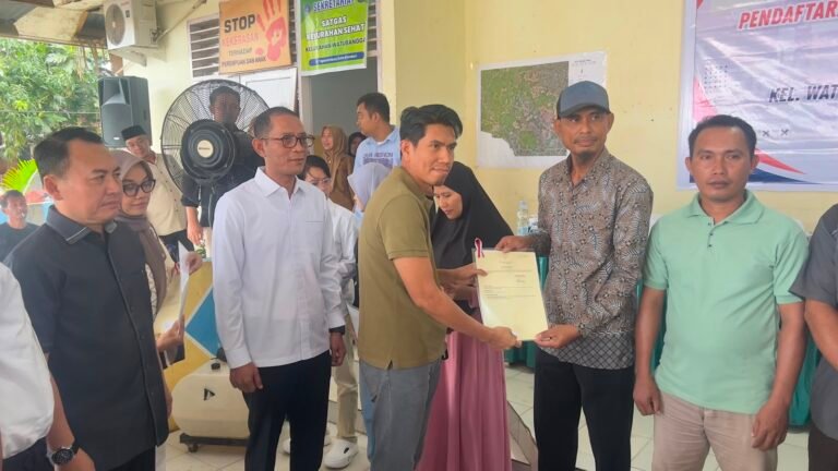 Bahtra Kawal PTSL 2026, Warga Watubangga Terima Sertifikat Tanah
