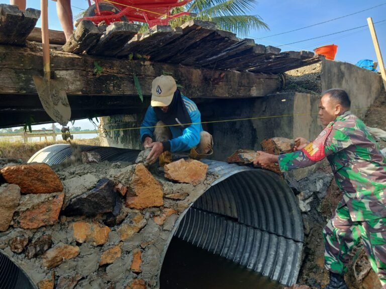 Babinsa Koramil Unaaha Gotong Royong Bangun Jembatan Armco di Konawe