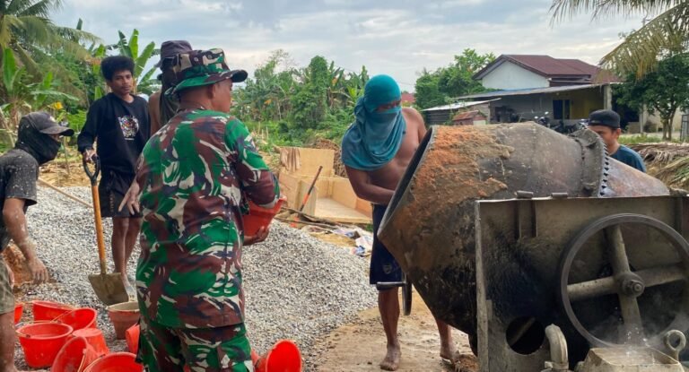 Babinsa Mandonga dan Warga Bangun Pondasi Jembatan Beton di Kadia