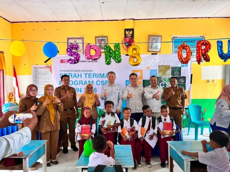 Hari Anak Nasional, DSSP Power Kendari Bantu 65 Siswa di Moramo Utara