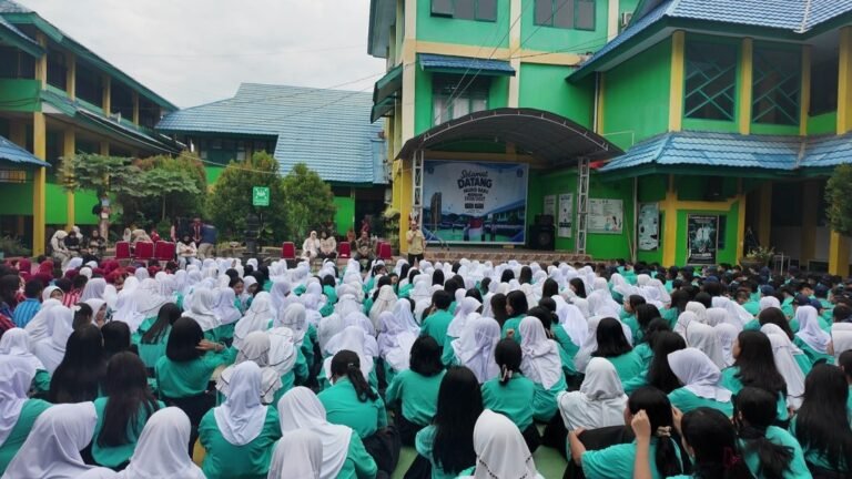 Diskominfo Kendari Sosialisasikan Pembatasan Media Sosial Anak di SMP