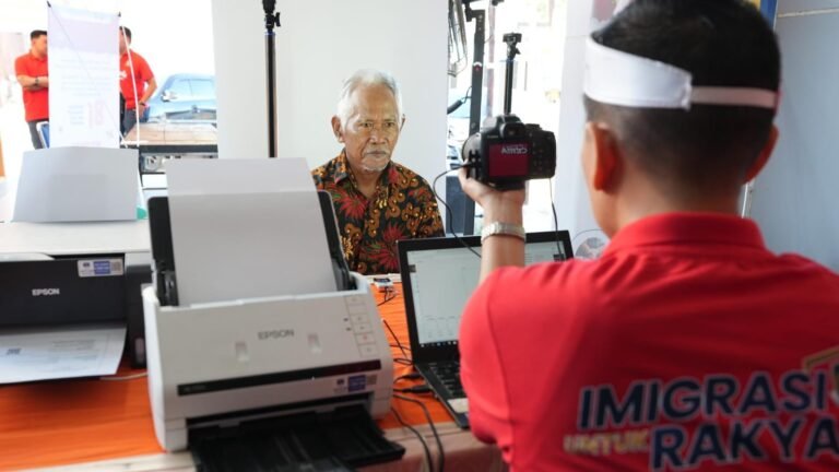 Imigrasi Kendari Gelar Bakti Sosial di Konawe, Warga Antusias